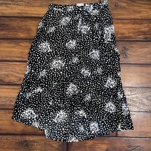 Cute long flowing tie skirt. Bottom has layers